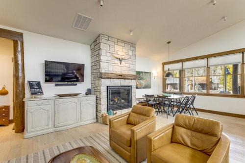 Mountain Views Luxurious Grand Lake Escape!