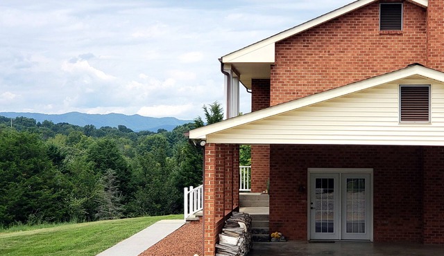 Mountain views on 7 acre lot, nearby hiking, game room!