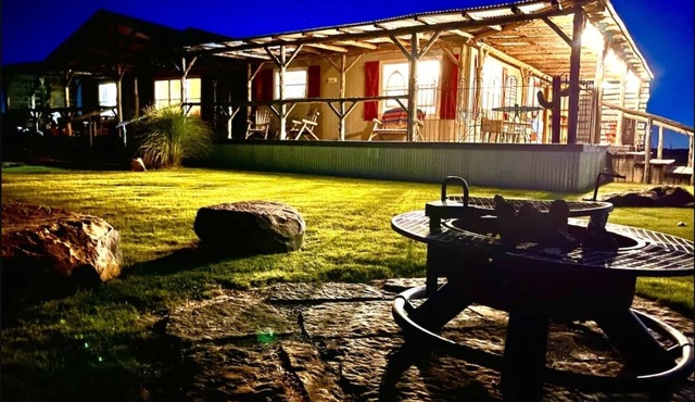 Mountain views, quiet location, Close to Fort Sill and Medicine Park!