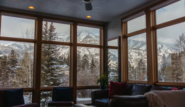 Mountain Views Retreat: Luxurious 3-Bed/Bath Jackson Hole Haven with Fireplace