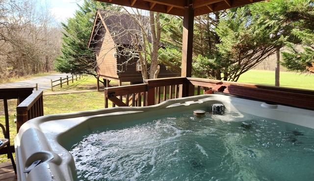 Mountain Views, River Frontage & HotTub + Country!