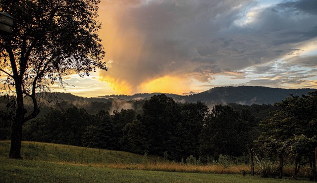 Mountain Views + River Access on 90 Acres ~6BR Retreat near Burnsville, NC