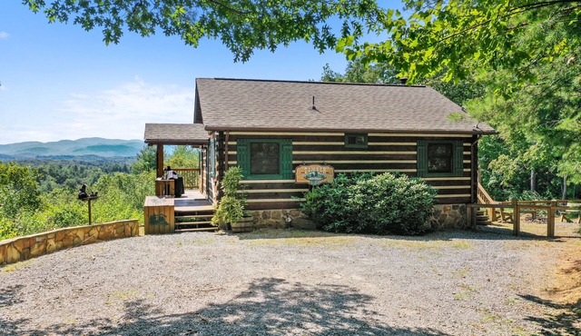 Mountain Views! Romantic, cozy luxury cabin; Hot tub, wifi, Sat TV, mins from BR