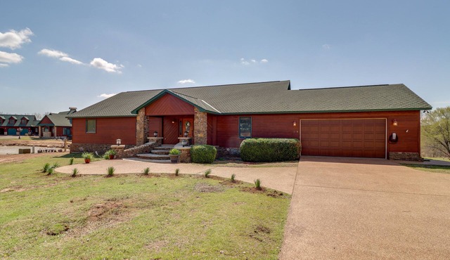 Mountain Views + Shared Pool: Ozarks Family Home