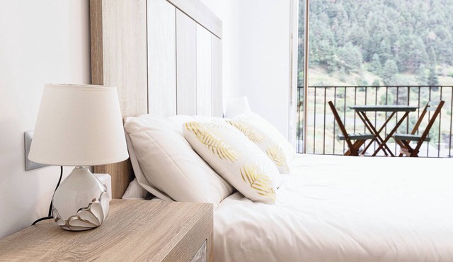 Mountain Views, Terrace & Free Parking
