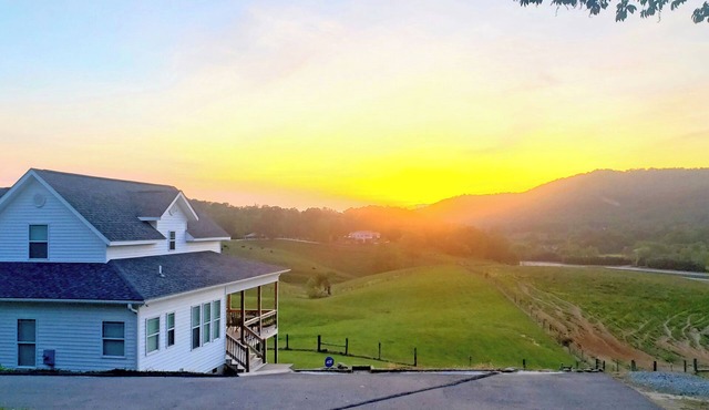 Mountain Views & Tranquil Surroundings. Hot Tub!