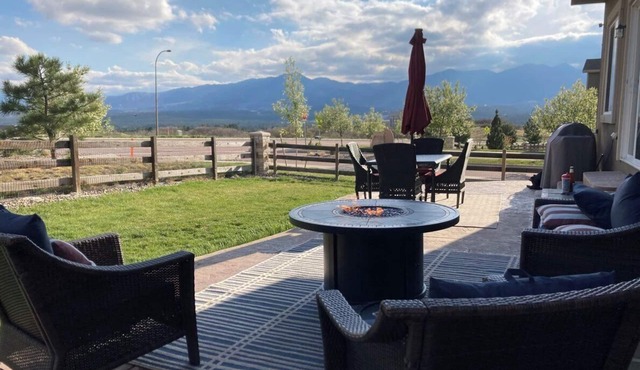 Mountain Views, Air Force, Hiking, Fire Pit, WiFi, Gourmet Kitchen, pet friendly