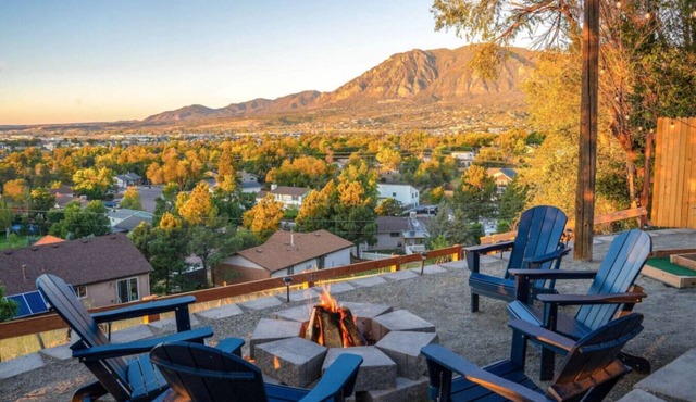 Mountain Views ~Climbing wall ~Mini Golf ~Hot tub
