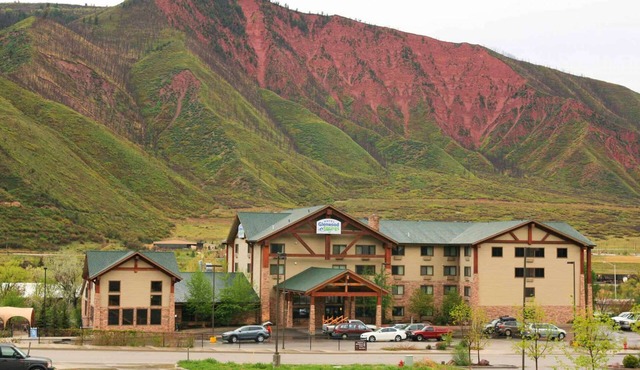 Mountain Views + Indoor Waterpark & Free Breakfast