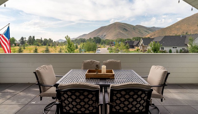 Mountain Views w/Sauna & Fire Pit: Red Feather Comfort