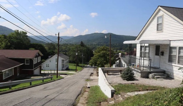 Mountain Views, Walking distance to State Park