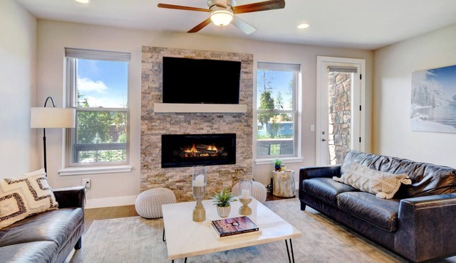 Mountain Villa 105 I Private Hot Tub I Great Views I Bunk Room I Discounted Attractions