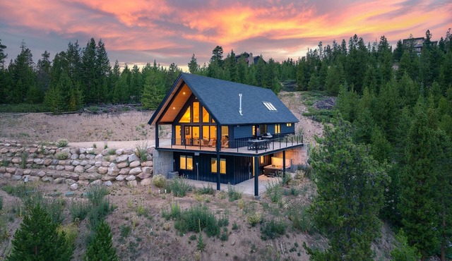 Mountain Vista 3 Bedroom Chalet by RedAwning