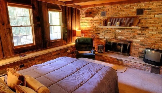 Mountain Watch 4 Bedroom Chalet by RedAwning