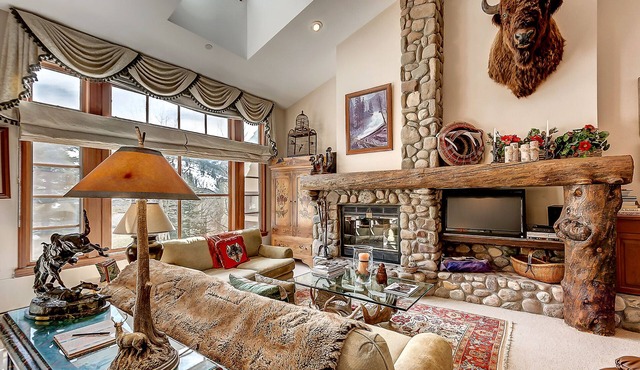 Mountain Western style home by hot tubs & Village