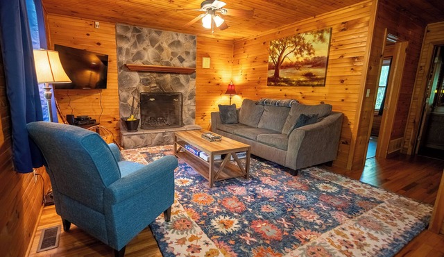 Mountaineer Cabin 1 - Hot Tub & Fireplace close to New River Gorge National Park
