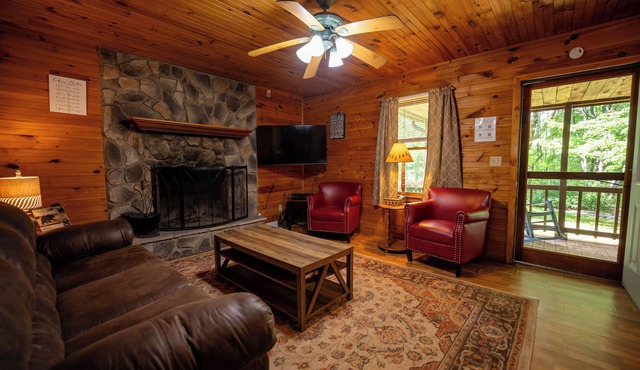 Mountaineer Cabin 2 - Hot Tub & Fireplace close to New River Gorge National Park