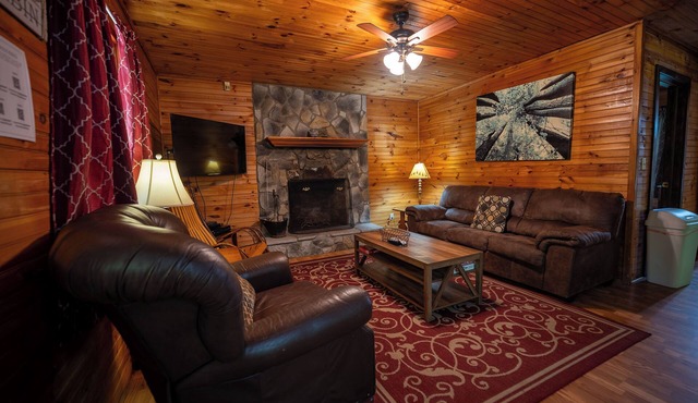 Mountaineer Cabin 3 - Hot Tub & Fireplace close to New River Gorge National Park