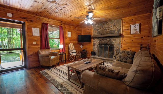 Mountaineer Cabin 4 - Hot Tub & Fireplace close to New River Gorge National Park
