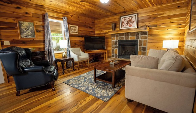 Mountaineer Cabin 6 - Hot Tub & Gas Fireplace close to New River Gorge
