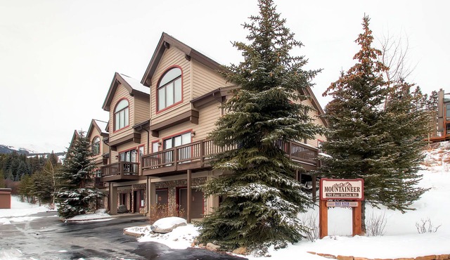 Mountaineer #M-1: Ideal Location - Ski-In/Ski-Out - Private Outdoor Hot Tub