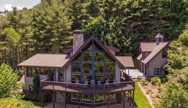Mountaineer Manor- views, hot tub, 3 acres fenced in yard, pool table