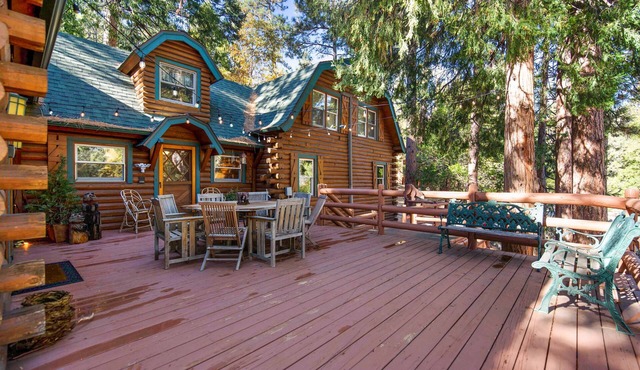 Mountaineer's Lodge *Spa, Pool Table, Fireplace*