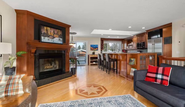 Mountains, river, parks, close to downtown. 5 Bedrooms, 3 Full bathrooms.