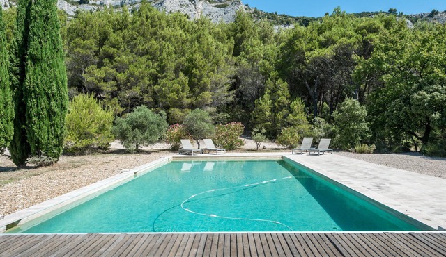 Mountainside 5 bed villa with 6m by 12m swimming pool in the Luberon Valley.