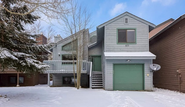 Mountainside 673 is a recently updated 4 bedroom private home located within Mountainside so you have access to the clubhouse but you do not share walls with anyone else.