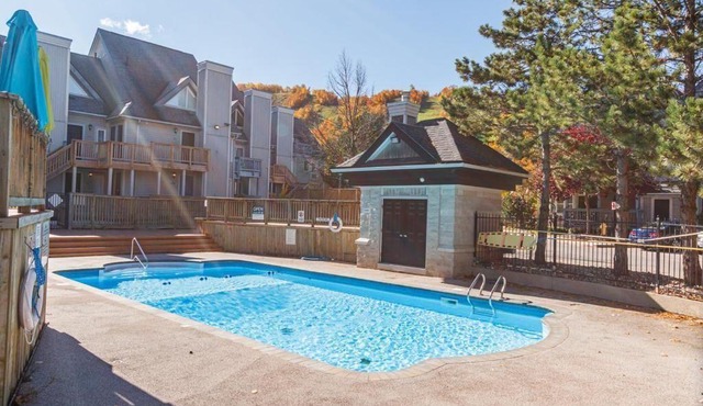 Mountainside Studio Bliss: Steps to Slopes, Renovated, Pool, 2 Hot Tubs, Tennis