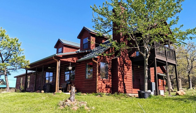 Mountainside cabin in Medicine Park-stunning views-borders Ft. Sill-Sleeps 18.
