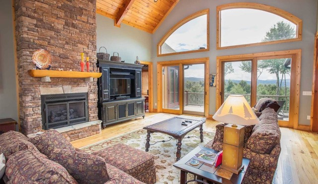 Mountainside Cabin in Luxury Community