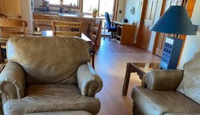 Mountainside cabin, stunning views, spacious