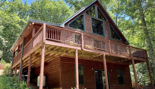 Mountainside cabin minutes from Helen, downtown Clarkesville and Yonah Mountain.