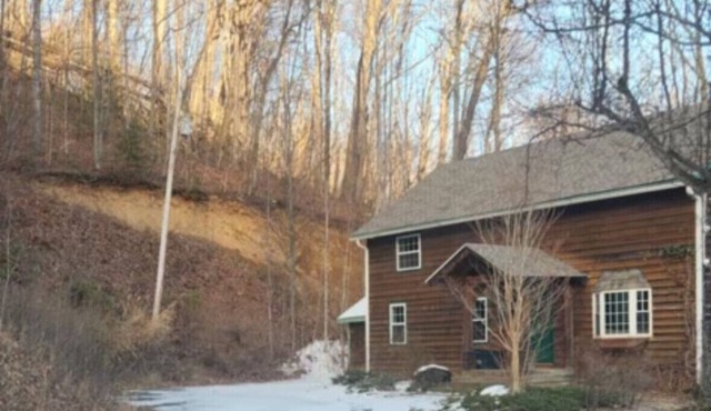 Mountainside Cabin! Hot Tub! King Bed!