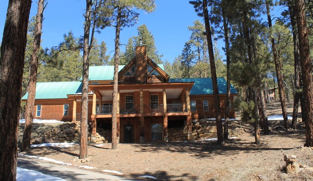 Mountainside Manor - Private Lake - Spacious Home