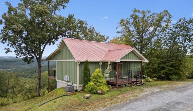 Mountainside Retreat with Stunning Views