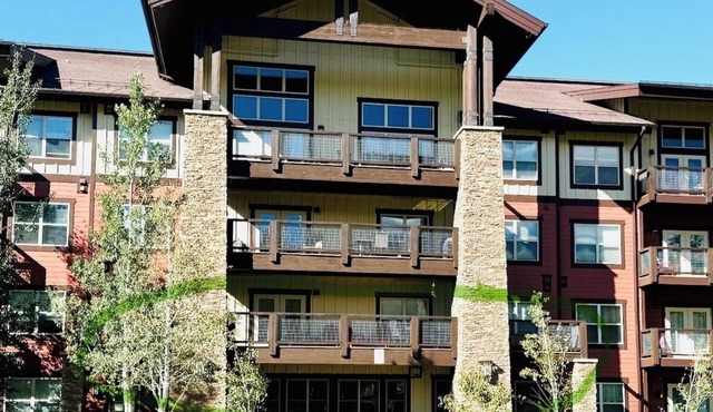 Mountainside SKI-IN/SKI-OUT Newly updated 3 BR Condo 3 full bath, pool, hot tub