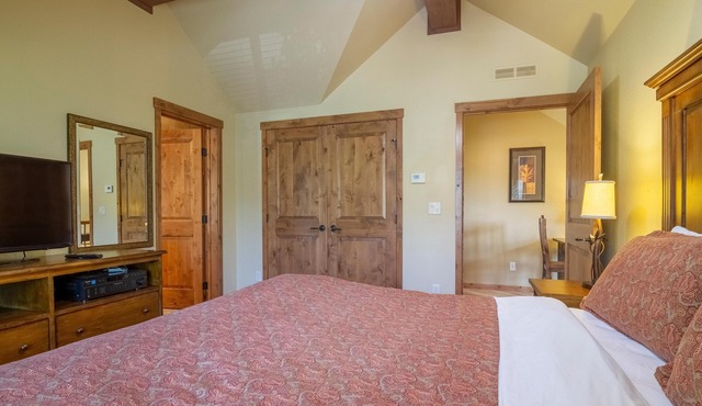 Mountainside Townhome, private Hot Tub, Pet Friendly