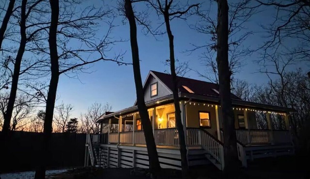 Mountaintop 2-bedroom cabin with outdoor soaking tub, Starlink, firepit, hammock