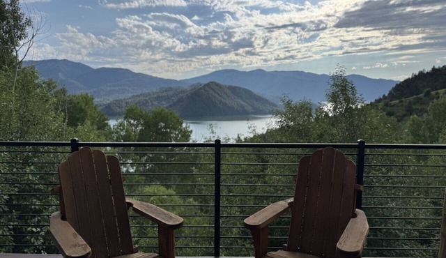 Mountaintop Cabin Retreat (Lake Views!)