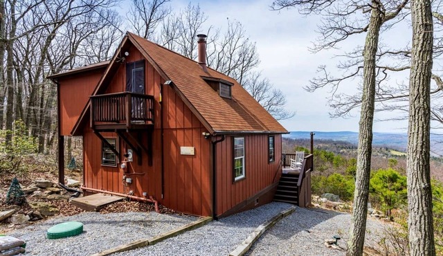 Mountaintop Cabin with Amazing Views, Hot Tub, Fire Pit and Deck - Surrounded by Nature in Capon Bridge, WV