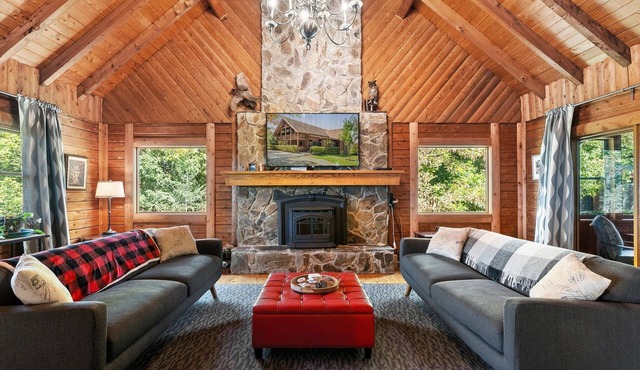 Mountaintop Cabin w/Poolside Sunsets!
