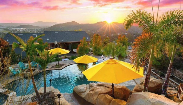 Mountaintop Estate: Pool-Hot Tub-Theatre-Tiki Bar