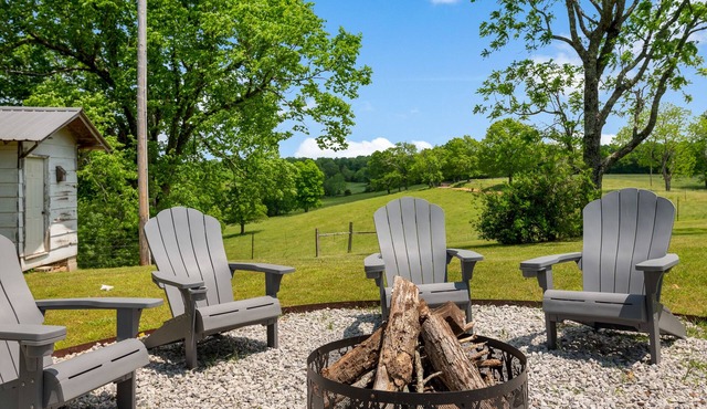 Mountaintop Farmhouse near Whitaker Point Trail - Ideal for Family Getaways