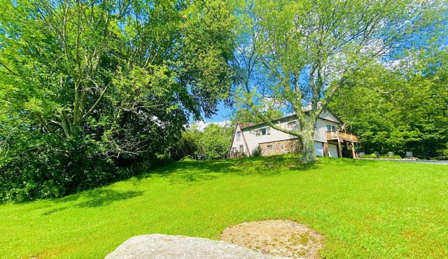 Mountaintop home w/4 bedroom 6 beds 2 kitchen & 2 full bathroom