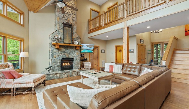 Mountaintop Oasis: Family Fun, Paved Access, Very Close to Town and Blue RidgeP