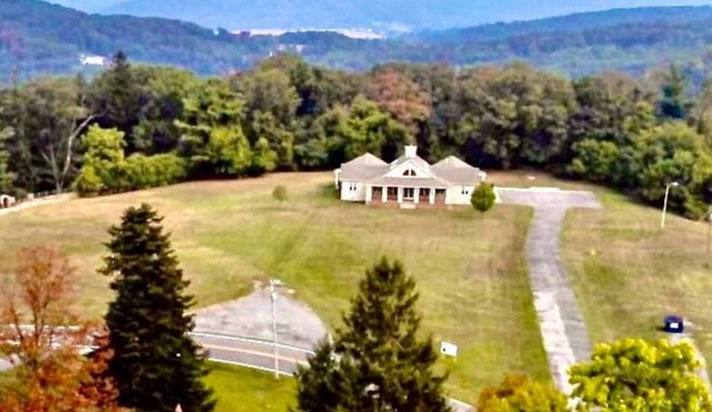 Mountaintop Retreat Center Villa with Wifi, Basketball Court & Beautiful Trails