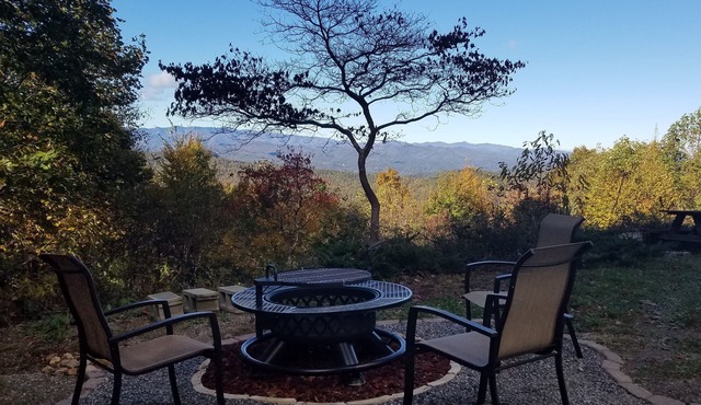 Mountaintop suite, mountain views, one level, King bed, pet friendly, accessible